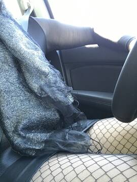 mini e calze a rete in auto