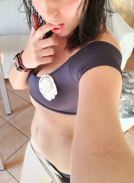 Poliziotta dito sexy