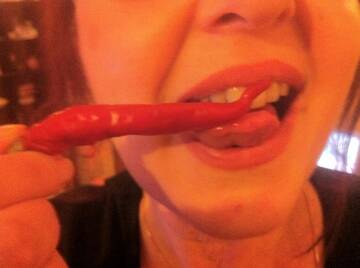 Piccantissima.... Se al posto del peperoncino ci fosse un'altra cosa..... Mhh...